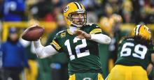 Aaron Rodgers lançant une hail mary